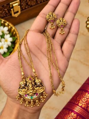 Elegant Necklaces with stud