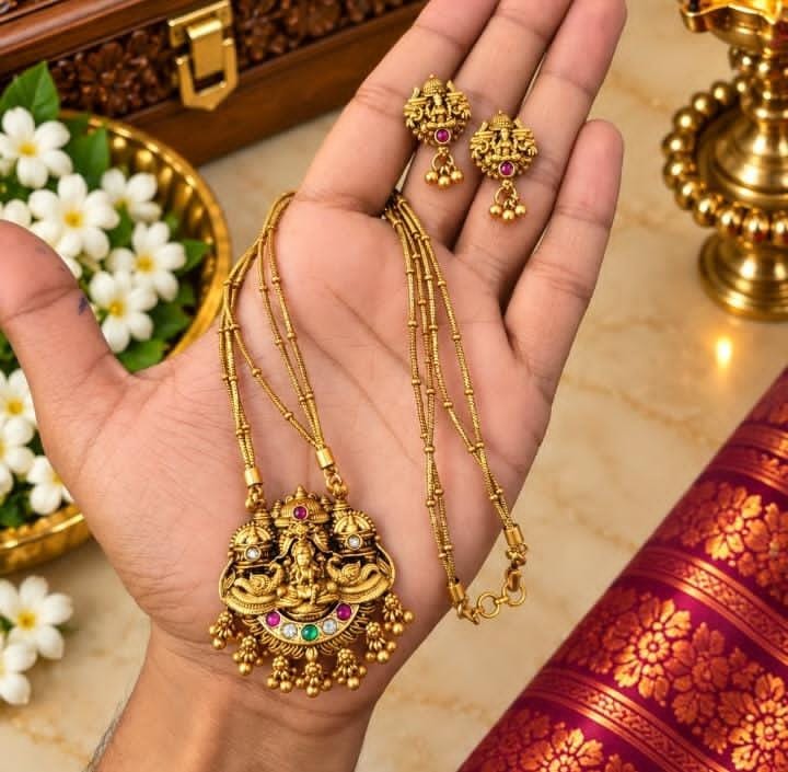 Elegant Necklaces with stud